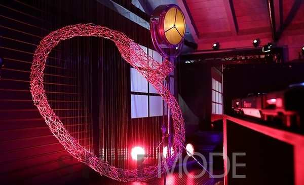 青年藝術(shù)家、攝影師Cerise Doucède以Juste un Clou手鐲為靈感創(chuàng)作的視覺藝術(shù)作品。