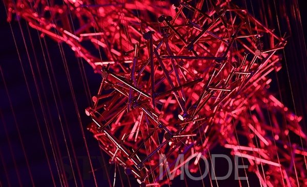 青年藝術(shù)家、攝影師Cerise Doucède以Juste un Clou手鐲為靈感創(chuàng)作的視覺藝術(shù)作品。