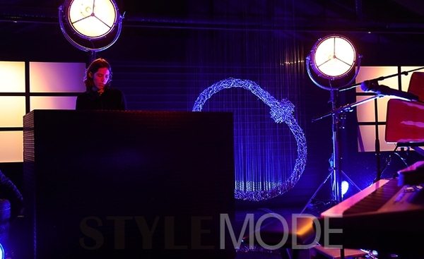 巴黎炙手可熱的時髦音樂人DJ Clara 3000助陣卡地亞Juste un Clou系列藝術(shù)設(shè)計展。