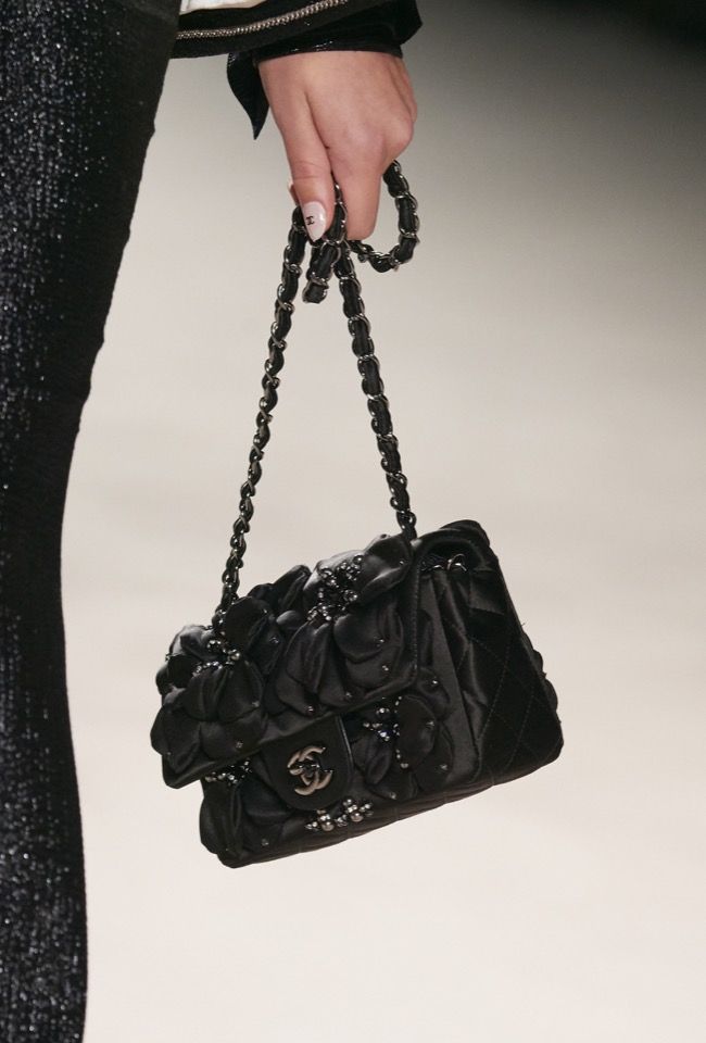 Chanel 黑色絲質立體花圖案Classic Flap 系列手袋$78,300