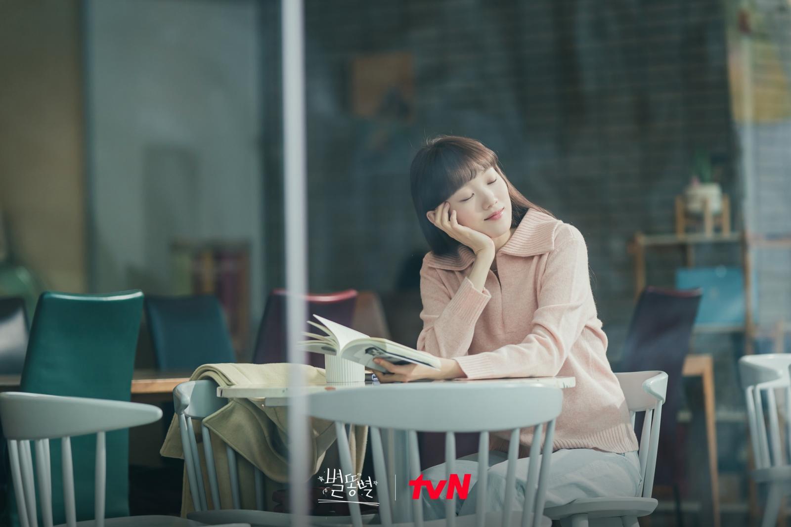 《流星》李圣經(jīng)劇中愛包是它!Chloé Edith迷你包魅力無邊連孫蕓蕓也搶背,2022秋冬新色趨勢一次看-0